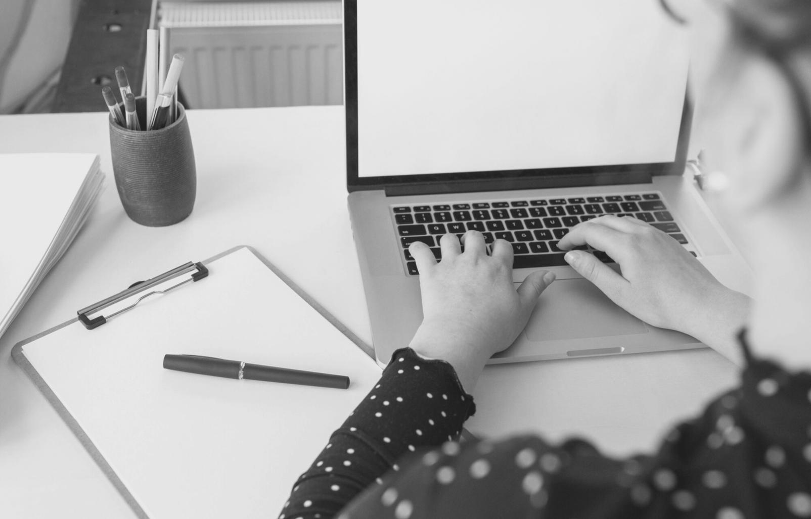 Session de travail sur modèles financiers avec équipe cliente